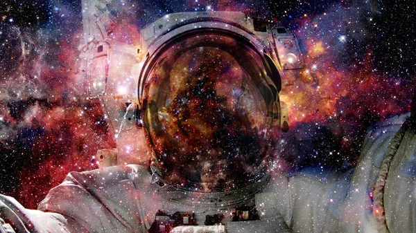 巨大的发光星云 红色星云和恒星的太空背景 美国航天局提供的这一图像的要素 — 图库照片