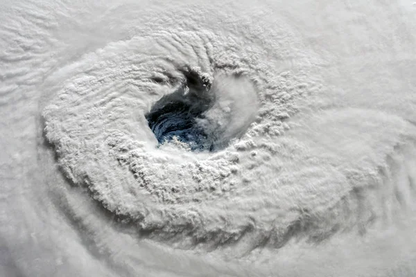 Ojo de huracán Florence. Vista satelital. Elementos de esta imagen proporcionados por la NASA — Foto de Stock