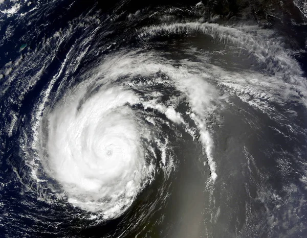 Un uragano dallo spazio. Vista satellitare. Elementi di questa immagine forniti dalla NASA — Foto Stock