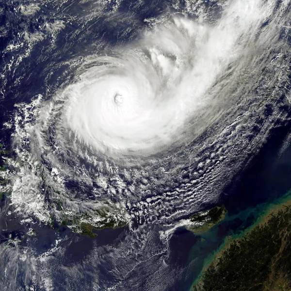 El tifón Yutu golpea las Filipinas. Elementos de esta imagen proporcionados por la NASA — Foto de Stock