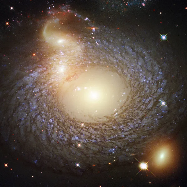 Derin uzayda spiral nebula ve ışık ışını. Bu görüntünün elementleri NASA tarafından desteklenmektedir — Stok fotoğraf