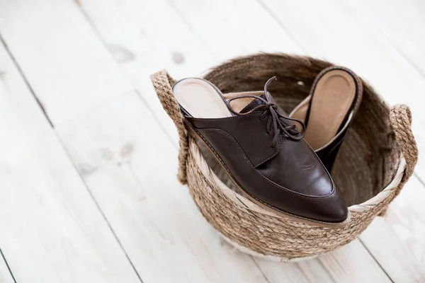Zapatos Cuero Marrón Para Las Mujeres Sin Tacón Encuentran Una —  Fotos de Stock