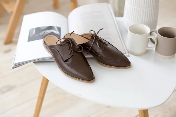 Chaussures Cuir Marron Pour Femmes Sans Talon Trouvent Dans Panier — Photo