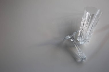 Kırık şarap kadehi beyaz arka planda boş, çökme ve yıkım kavramı