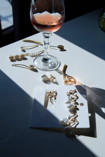 Jóias Elegantes Glamourosas Com Pérolas Jaz Sobre Mesa Sobre Mesa — Fotografia de Stock