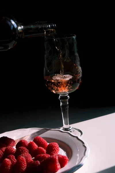 Himbeeren Auf Weißem Teller Und Wein Auf Romantischem Modernem Hintergrund — Stockfoto