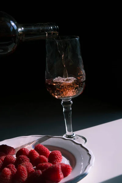 Himbeeren Auf Weißem Teller Und Wein Auf Romantischem Modernem Hintergrund — Stockfoto