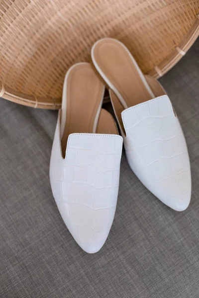 Hermosos Zapatos Mujer Piernas Diseños Mulas Mocasines Blancos Cuero Interior —  Fotos de Stock