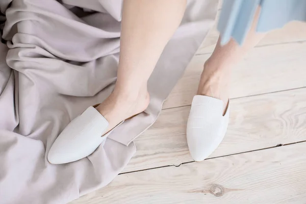 Güzel Kadın Ayakkabıları Bacaklarında Planlarında Deri Beyaz Katırlarda Mokasenlerde Bir Stok Fotoğraf