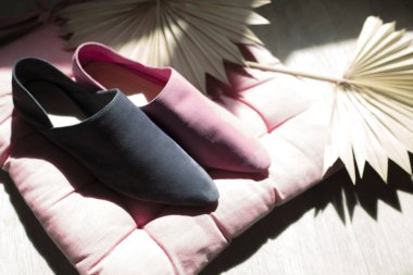 kadın ayakkabısı, şık tarz, bej rengi, ayna, instagram trendleri, ev içi veya ev içi, günlük tarz