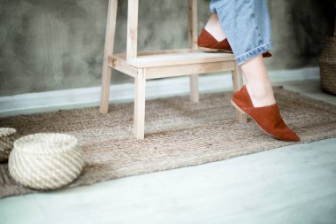 kadın ayakkabısı, şık tarz, bej rengi, ayna, instagram trendleri, ev içi veya ev içi, günlük tarz
