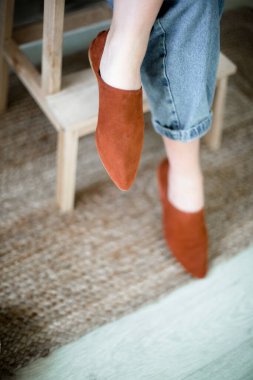 kadın ayakkabısı, şık tarz, bej rengi, ayna, instagram trendleri, ev içi veya ev içi, günlük tarz