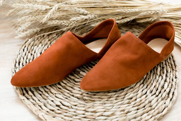 kadın ayakkabısı, şık tarz, bej rengi, ayna, instagram trendleri, ev içi veya ev içi, günlük tarz