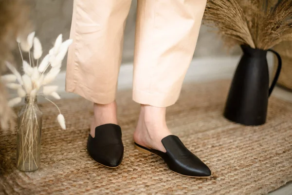 Sapatos Femininos Nas Pernas Estilo Elegante Cor Bege Espelho Tendências Fotografias De Stock Royalty-Free