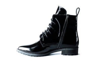 Beyaz arka planda siyah deri sonbahar ya da bahar botları izole edilmiş.