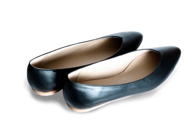 Beyaz arka planda bale ayakkabıları, düz ayakkabılar, klasik, deri katırlar ve mokasen ayakkabılar, deri yerine geçenler.