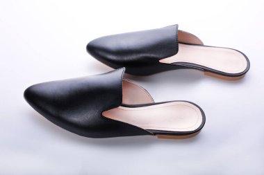 Kentsel gri mokasenler, modern gündelik kadın ayakkabıları, klasik süet katırlar ve mokasenler, deri ikame, beyaz arka planda şık bir stüdyo,