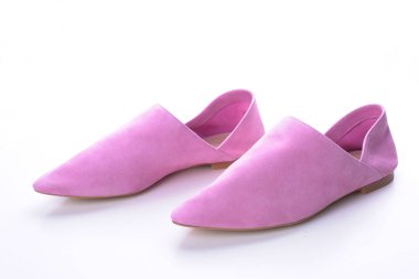 Beyaz arka planda pembe ayakkabılar, katır süeti, mokasen ayakkabılar, kadın mokasenleri, düz, günlük yaz ayakkabıları, izole edilmiş.