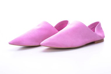 Beyaz arka planda pembe ayakkabılar, katır süeti, mokasen ayakkabılar, kadın mokasenleri, düz, günlük yaz ayakkabıları, izole edilmiş.