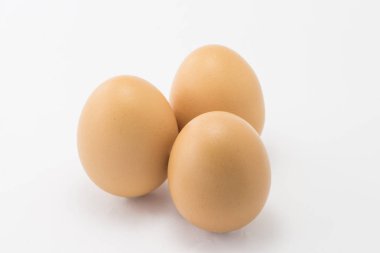 Beyaz arkaplanda yumurtalar