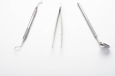 Beyaz bir arka plan üzerinde güzel metal araç dişçi