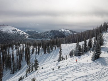 Kış olay yerinde bir kayakçı gösterilen bir Colorado Ski Area