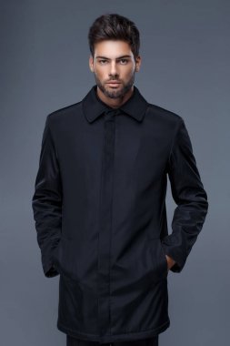 siyah ceket, siyah gömlek bir trendy saç kesimi ile yakışıklı adam