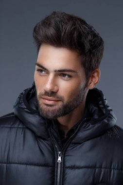 siyah ceket, siyah gömlek bir trendy saç kesimi ile portret yakışıklı adam