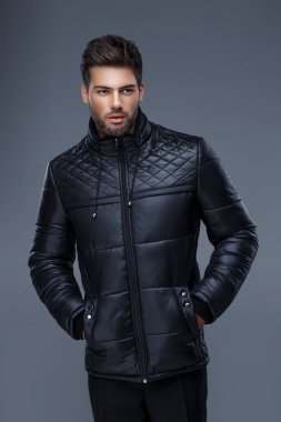 siyah ceket, siyah gömlek bir trendy saç kesimi ile yakışıklı adam