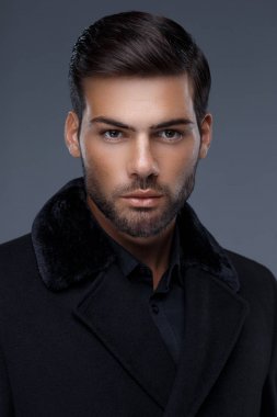 siyah ceket, siyah gömlek bir trendy saç kesimi ile portret yakışıklı adam