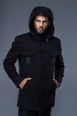 siyah ceket, siyah gömlek bir trendy saç kesimi ile yakışıklı adam