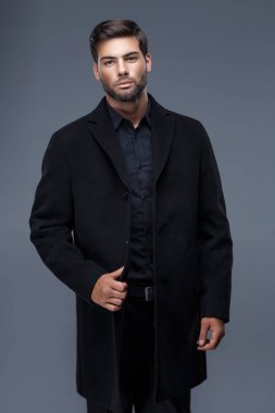 siyah ceket, siyah gömlek bir trendy saç kesimi ile yakışıklı adam