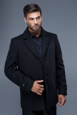 siyah ceket, siyah gömlek bir trendy saç kesimi ile yakışıklı adam