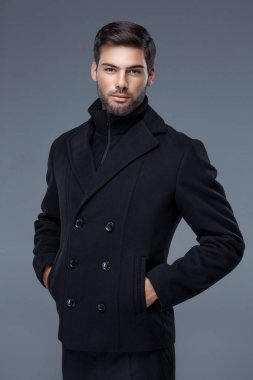 siyah ceket, siyah gömlek bir trendy saç kesimi ile yakışıklı adam