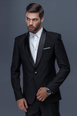 siyah ceket, siyah gömlek bir trendy saç kesimi ile yakışıklı adam
