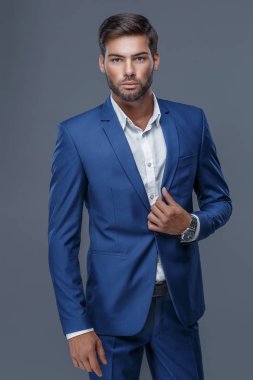 siyah ceket, siyah gömlek bir trendy saç kesimi ile yakışıklı adam