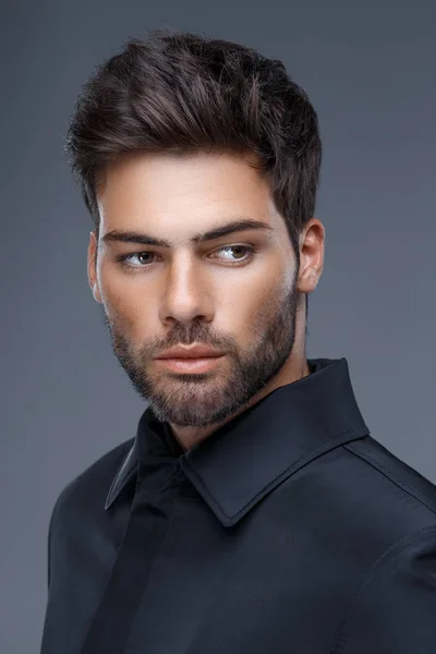 Portret homem bonito com um corte de cabelo na moda em casaco preto, camisa preta — Fotografia de Stock
