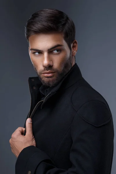 Portret homem bonito com um corte de cabelo na moda em casaco preto, camisa preta — Fotografia de Stock
