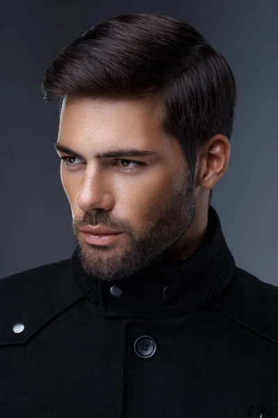 Portret bel homme avec une coupe de cheveux tendance en manteau noir, chemise noire — Photo