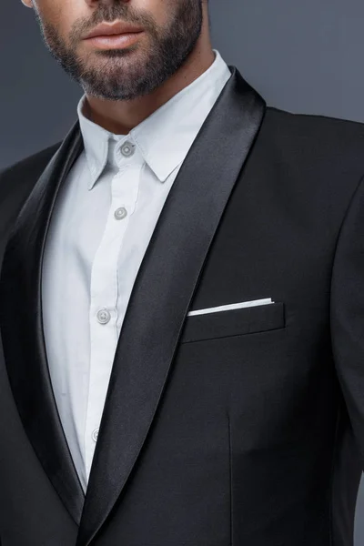 嘴唇英俊的男人与时髦的发型在黑色外套，黑色衬衫 — 图库照片