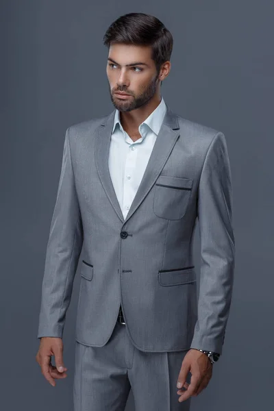 Homem bonito com um corte de cabelo na moda em casaco preto, camisa preta — Fotografia de Stock