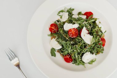 Arugula ile taze salata, kiraz domates, mozzarella peyniri ve beyaz ceviz . Üstte görüntü