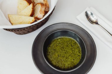 masada ekmek ve kaşık ile ıspanak çorbası