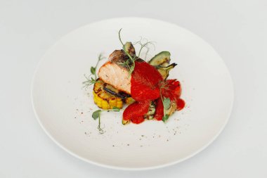 tabakta kırmızı sos ve mısır ile balık bölümü