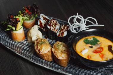 suşi seti ve deniz ürünleri ve sebze ile ramen