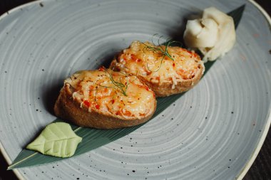 suşi seti , koyu arka plan. deniz ürünleri, nigiri, rulo, soya sosu, zencefil,