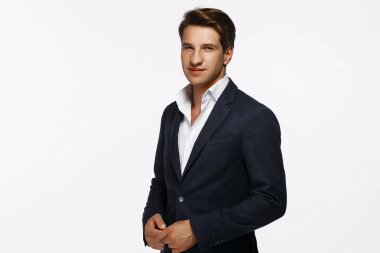 resmi giyim adam beyaz arka plan üzerinde izole poz