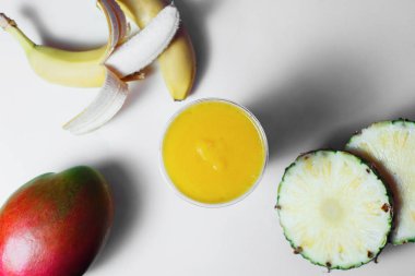 malzemelerle smoothie cam üst görünümü