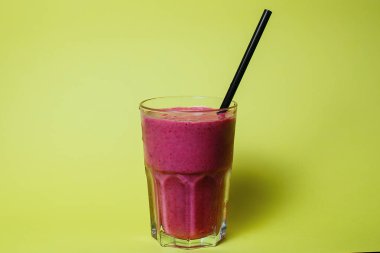 yeşil arka planda saman ile berry milkshake