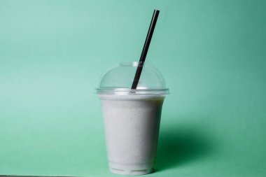 yeşil stüdyo arka planda saman ile milkshake tek kullanımlık fincan